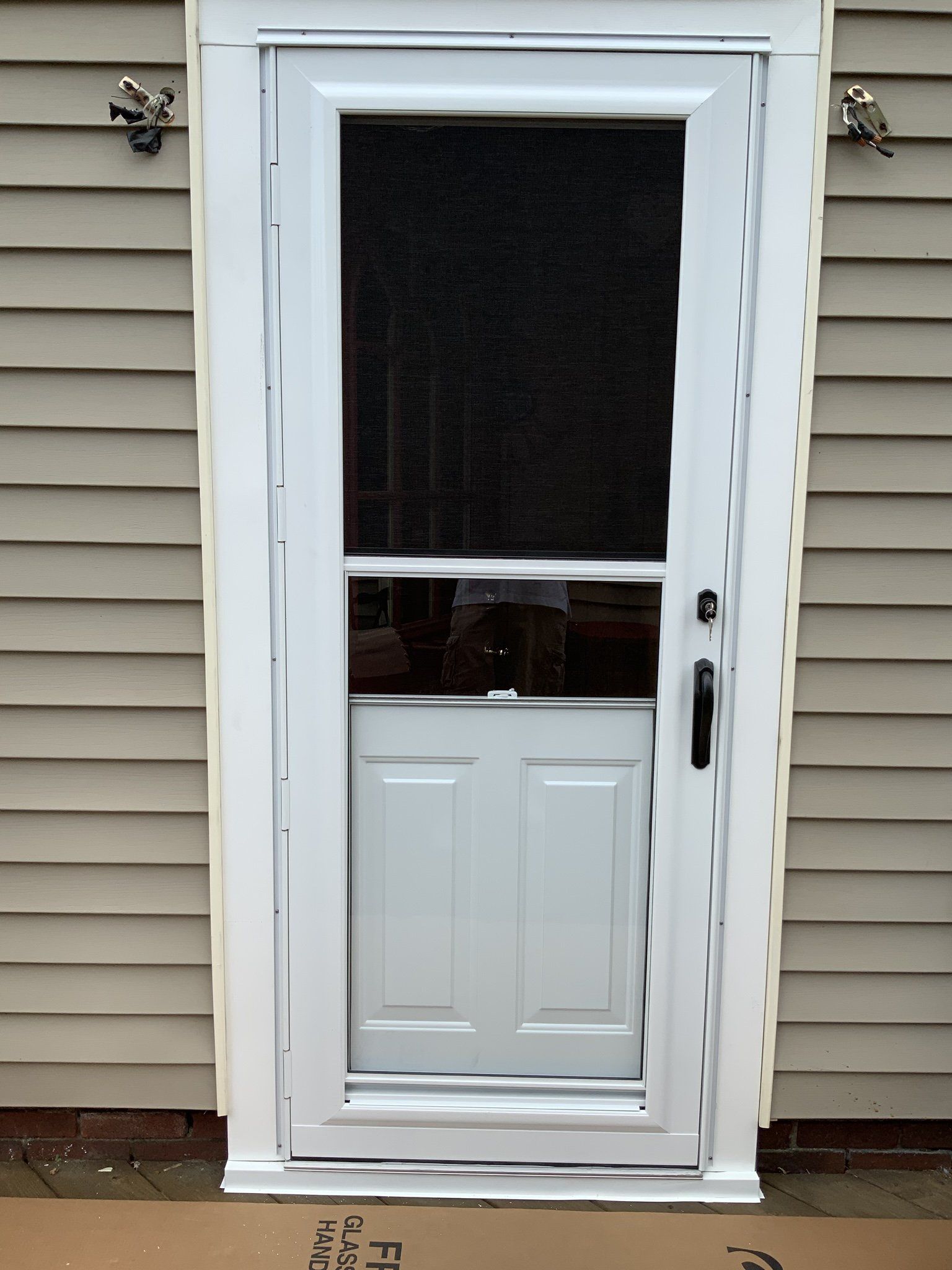 A white door is sitting on a cardboard box with the letter f on it