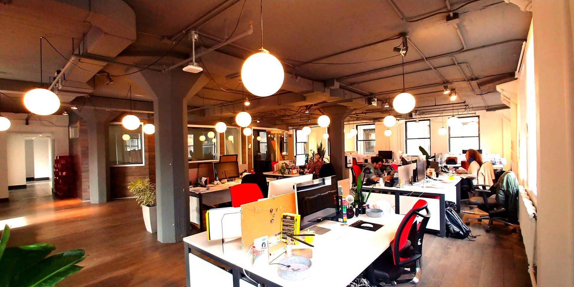 Un grand bureau vide avec beaucoup de bureaux et de chaises.