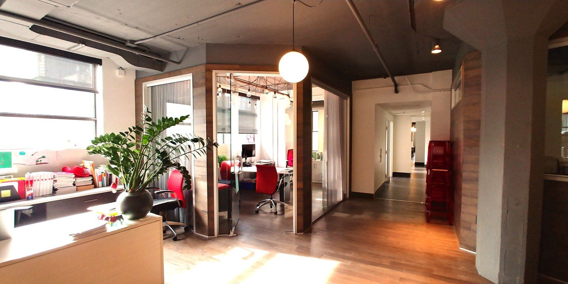 Une grande pièce avec beaucoup de fenêtres et parquet