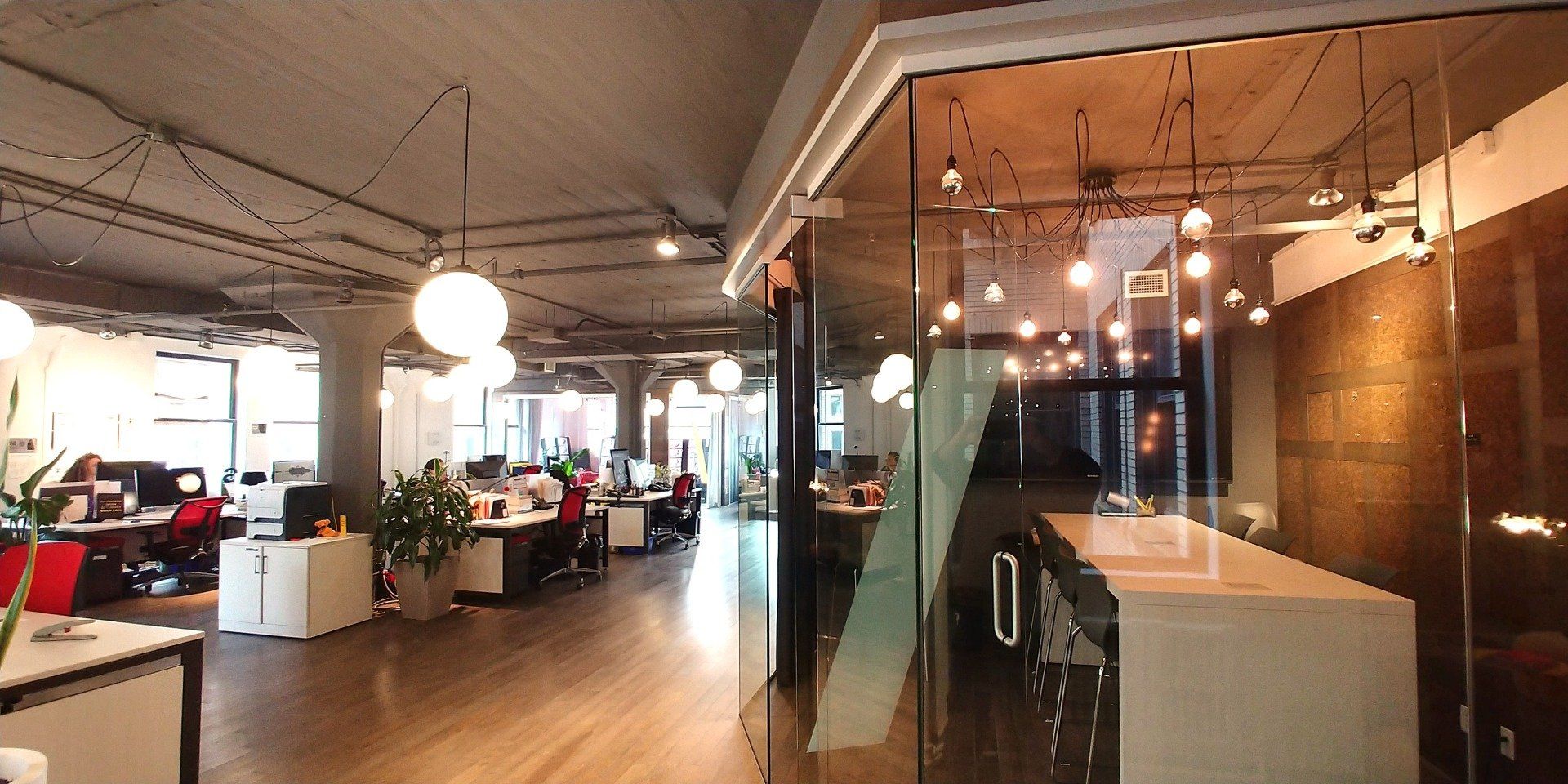 Un grand bureau avec beaucoup de personnes assises aux bureaux