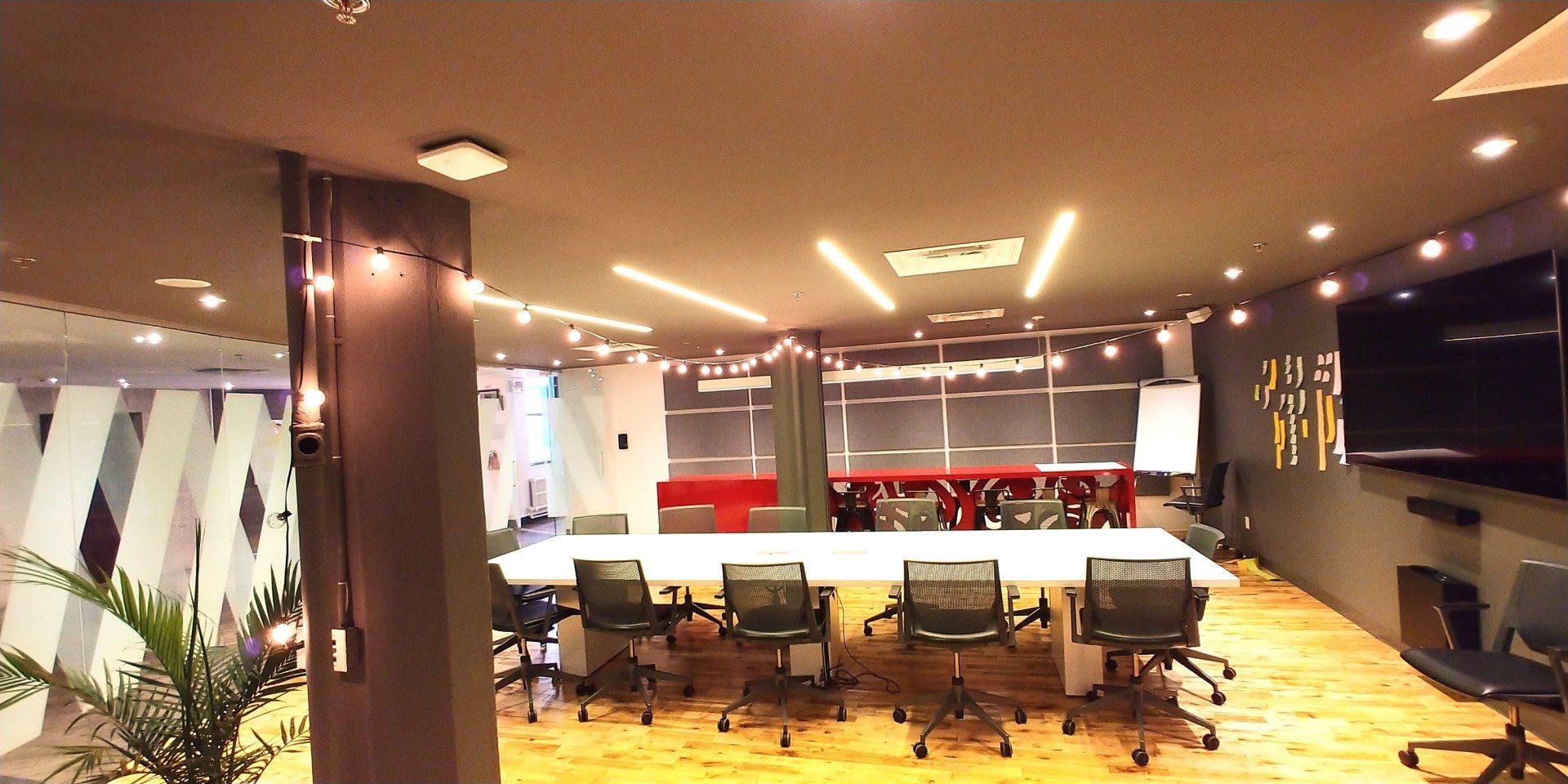 Une salle de conférence avec une longue table et des chaises