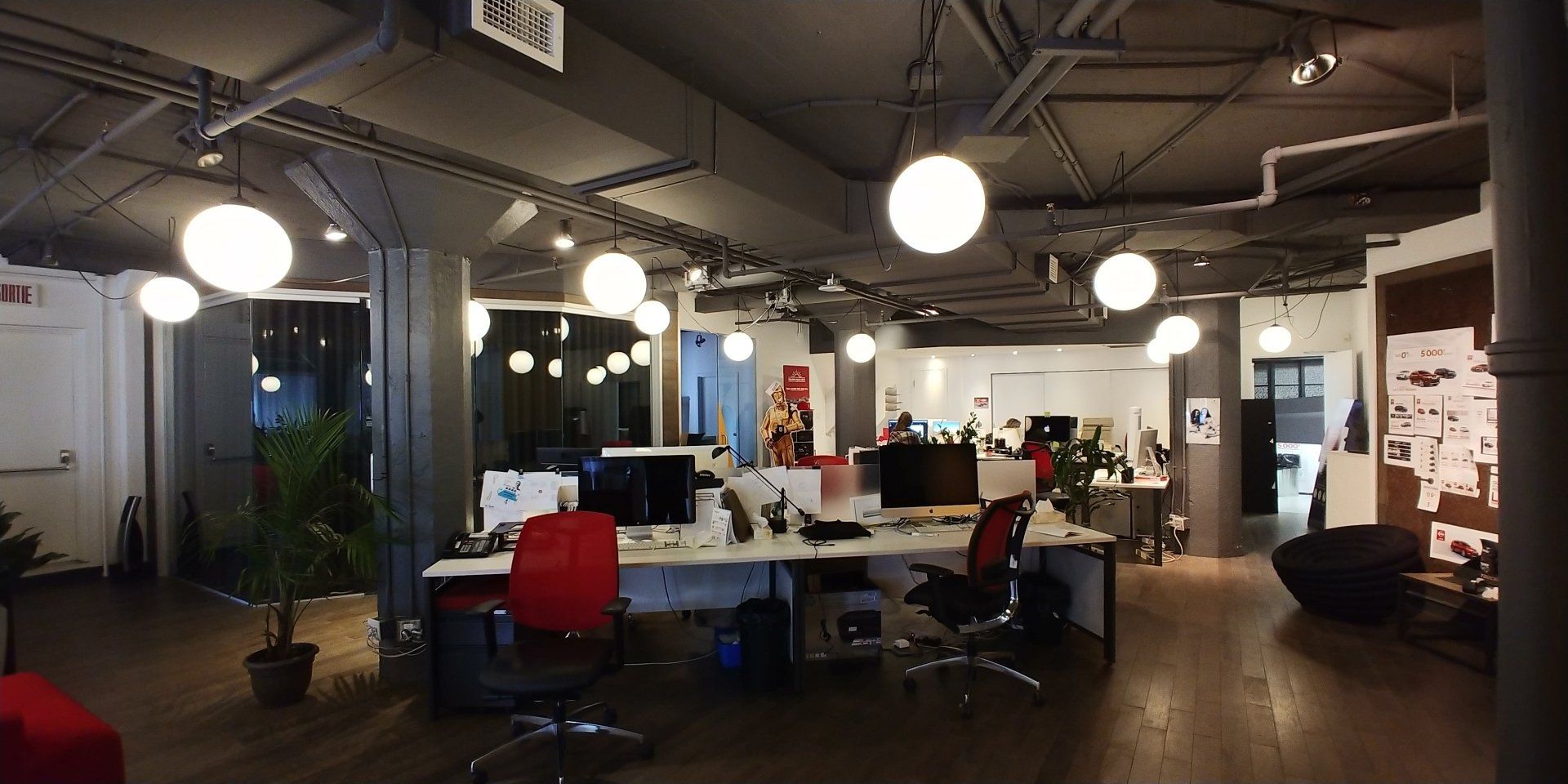 Un bureau vide avec beaucoup de bureaux et de chaises