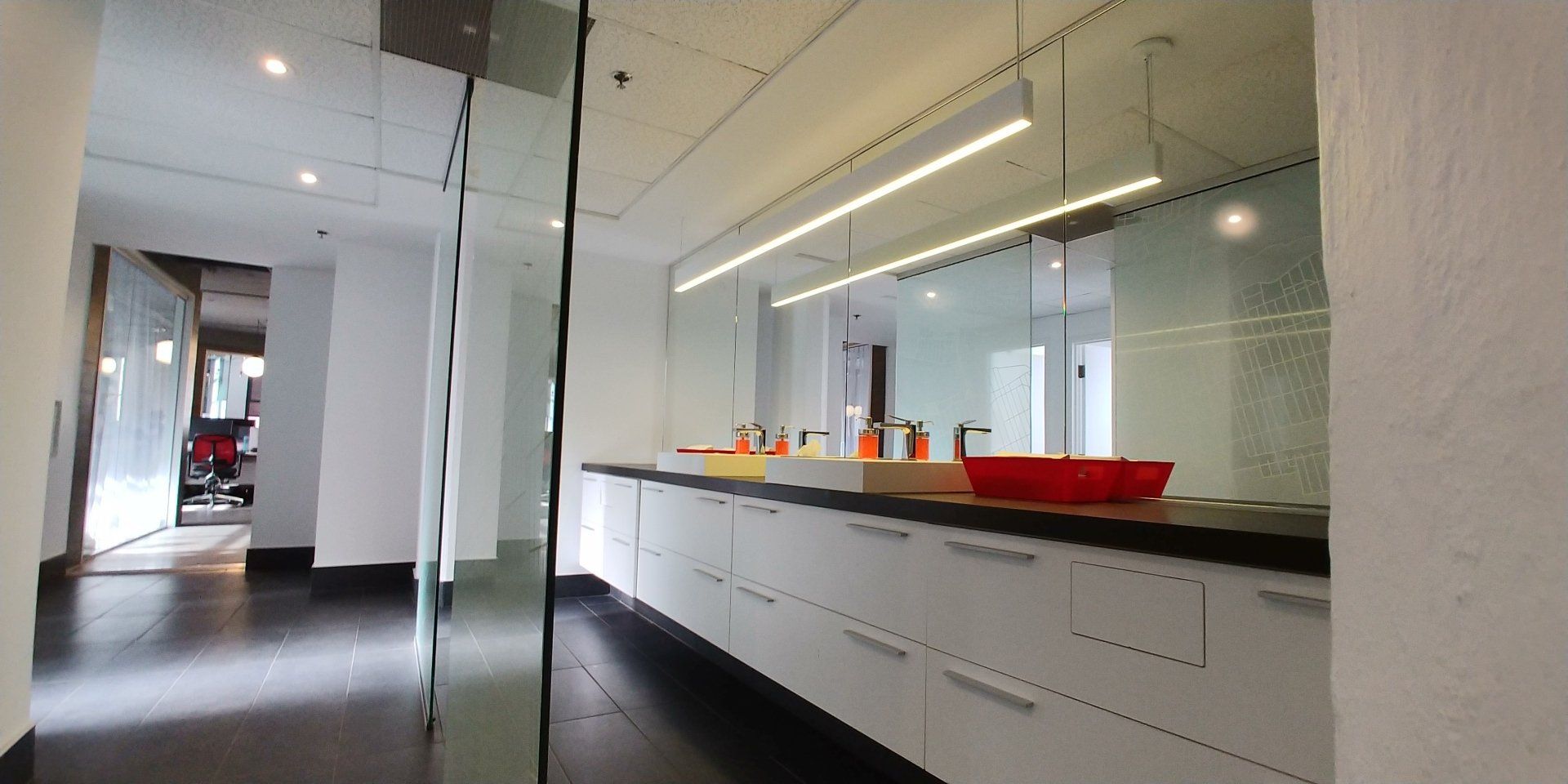 Une salle d'eau avec deux vasques et une douche à l'italienne.