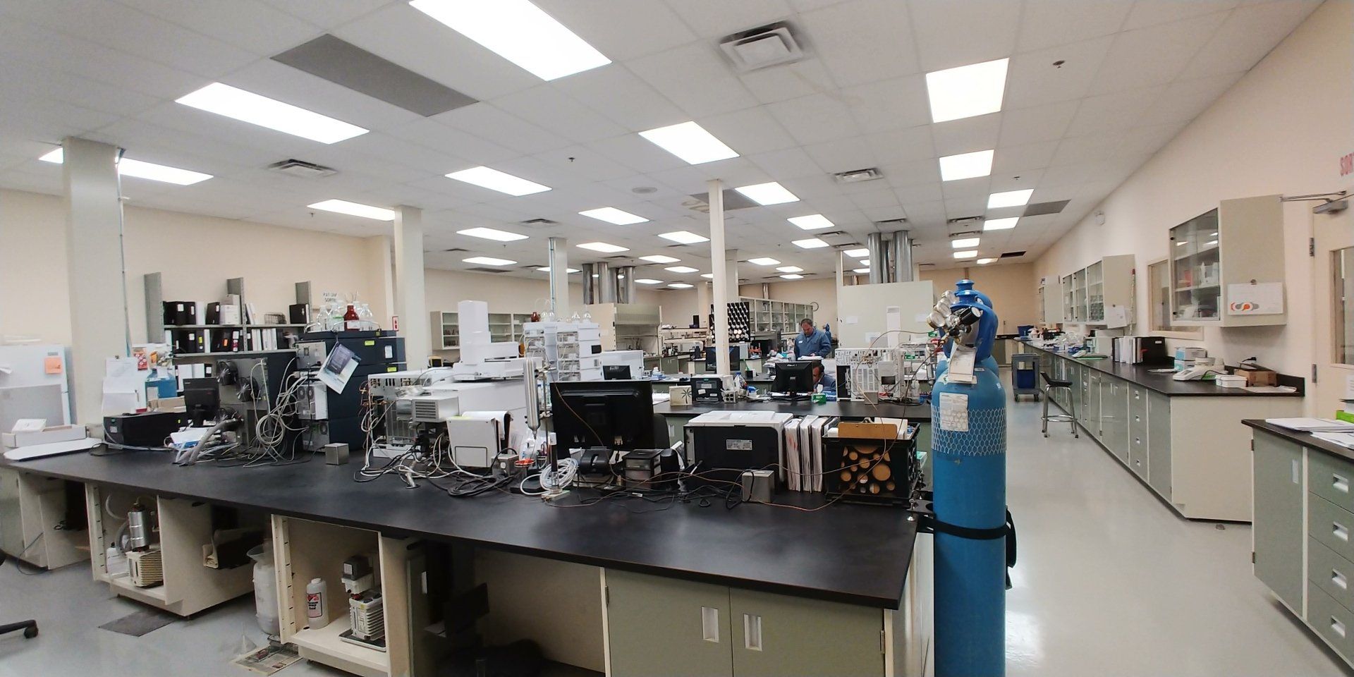 Un grand laboratoire avec beaucoup d'équipements et de tables.