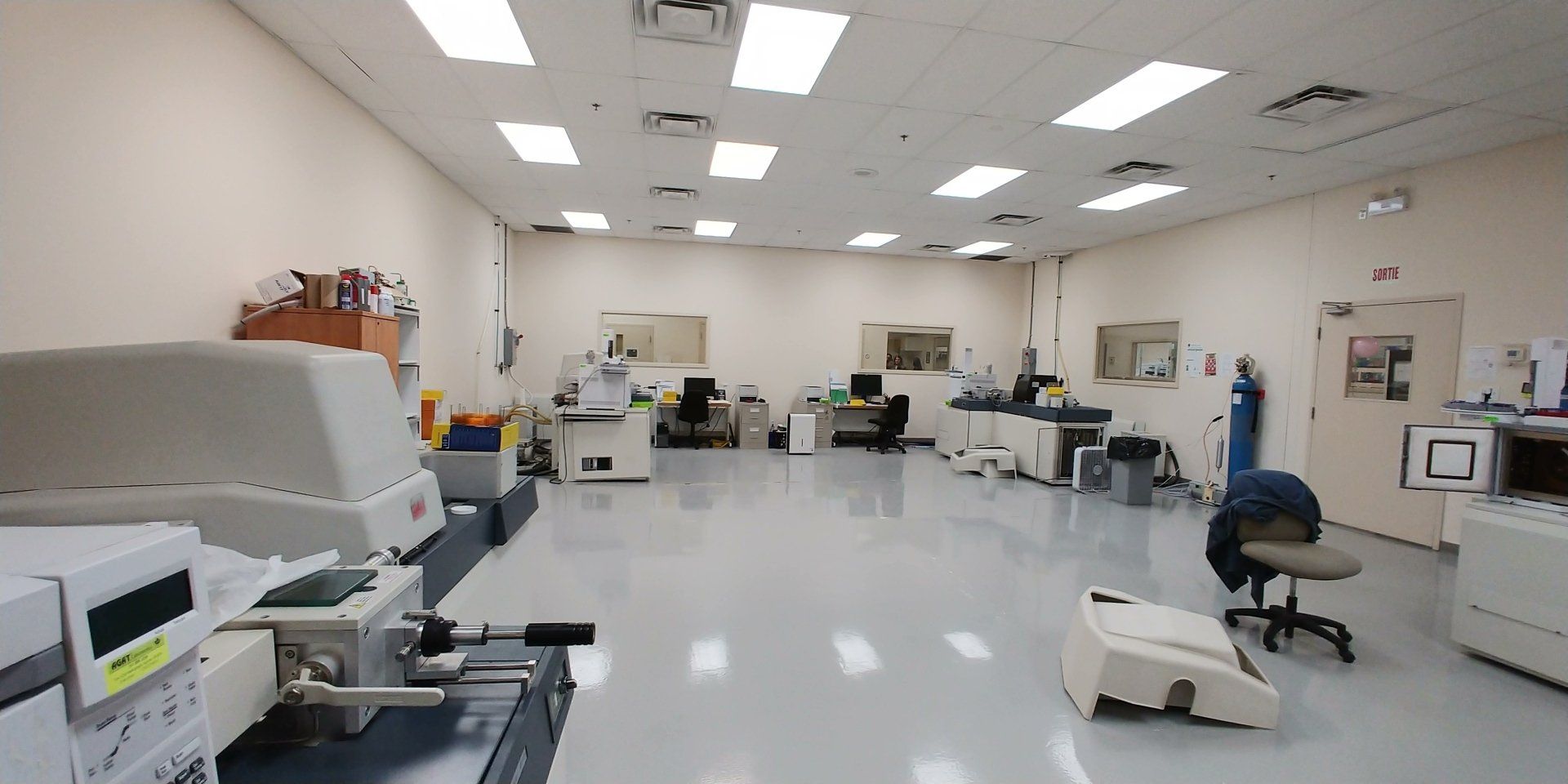 Une grande salle avec de nombreux équipements