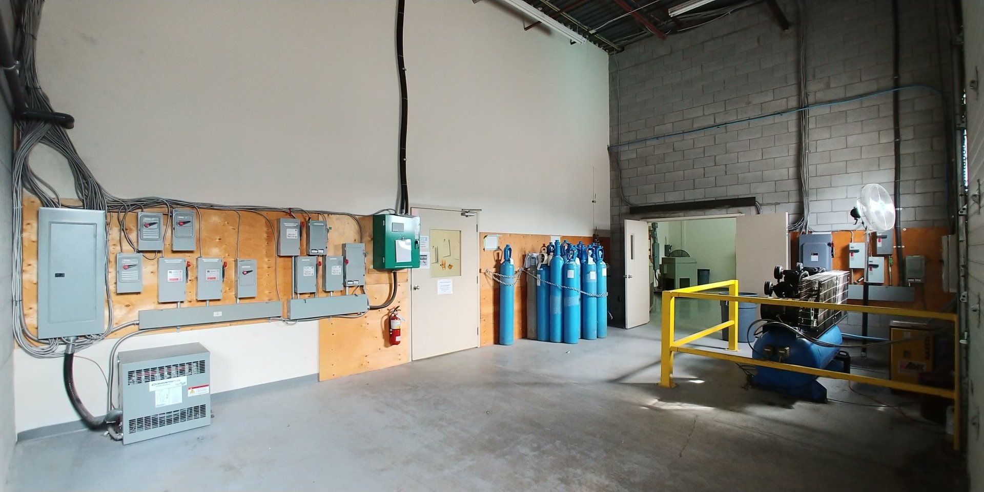 Un grand entrepôt contenant de nombreux équipements électriques.