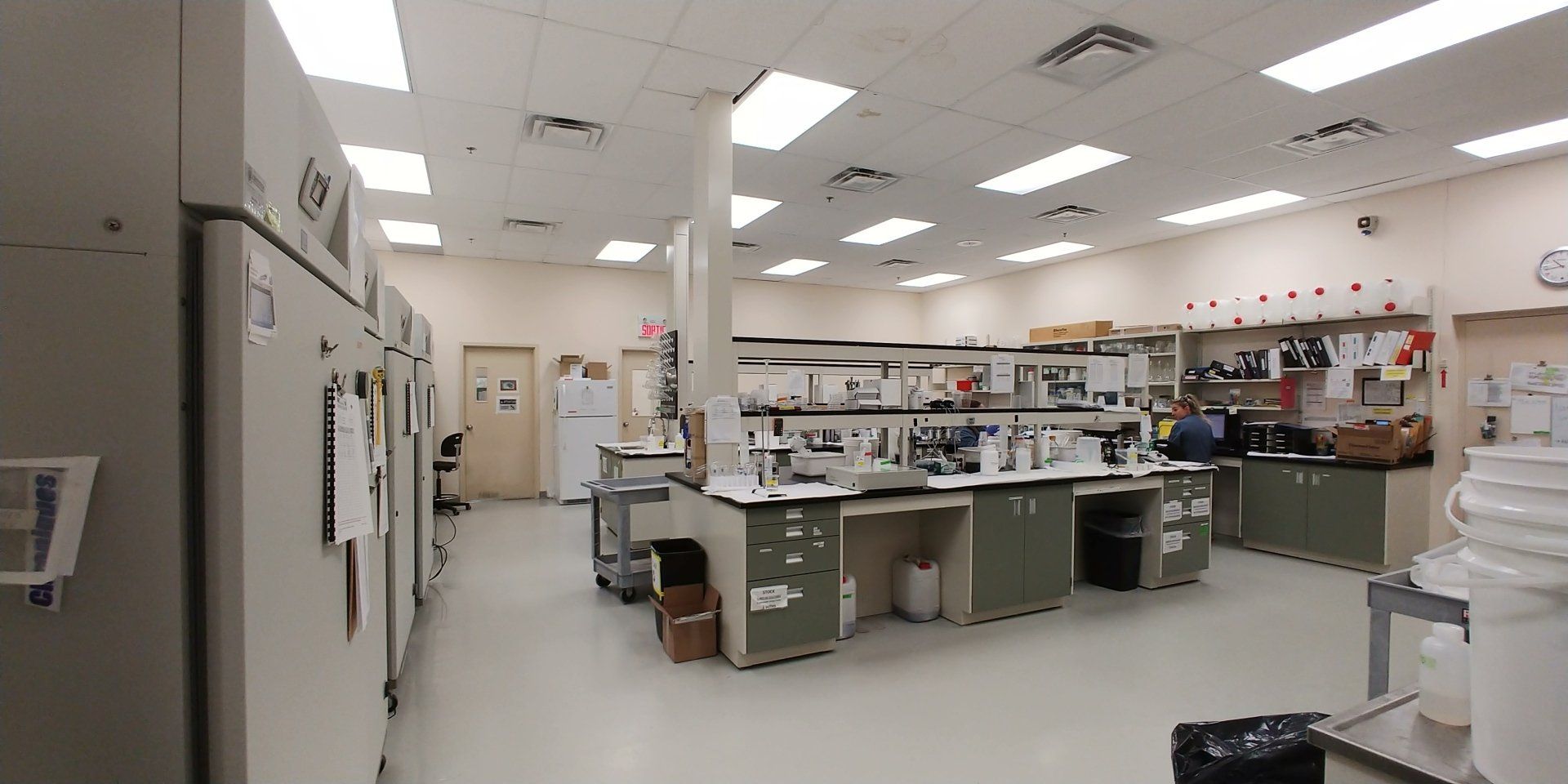 Une grande pièce avec beaucoup d'armoires et un réfrigérateur