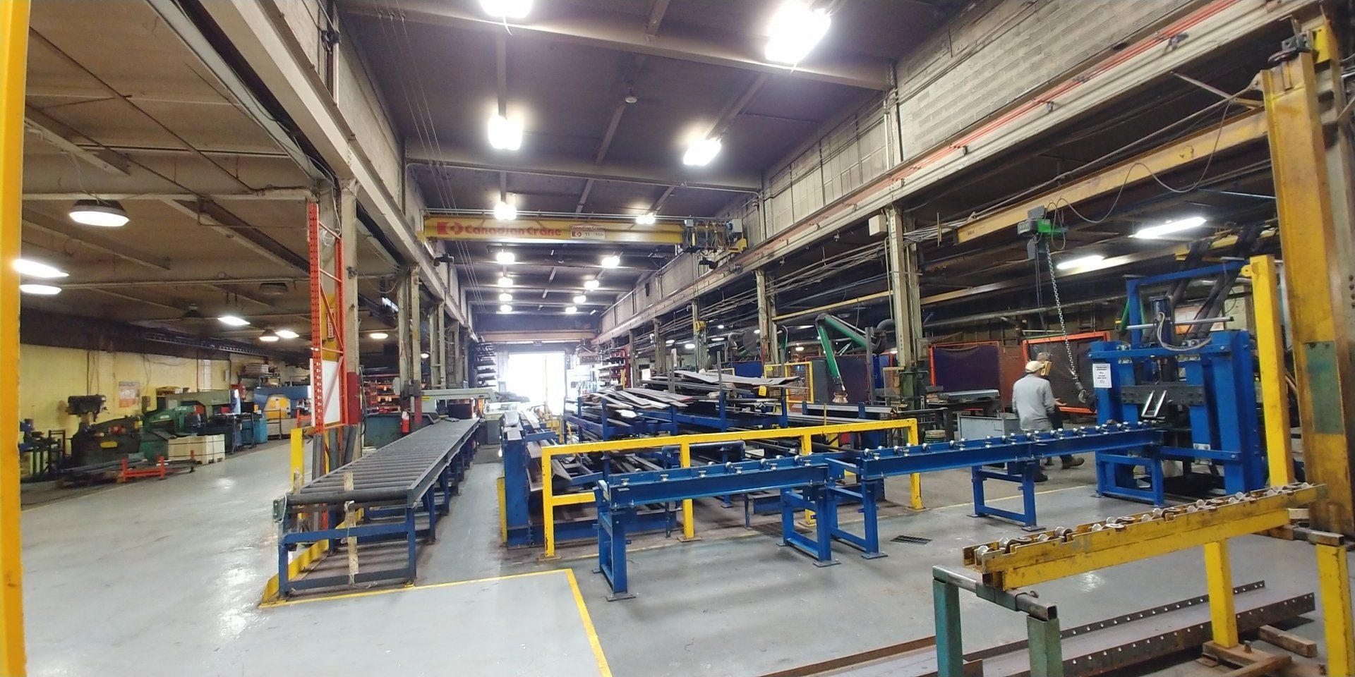 Un grand entrepôt rempli de nombreuses machines et équipements.