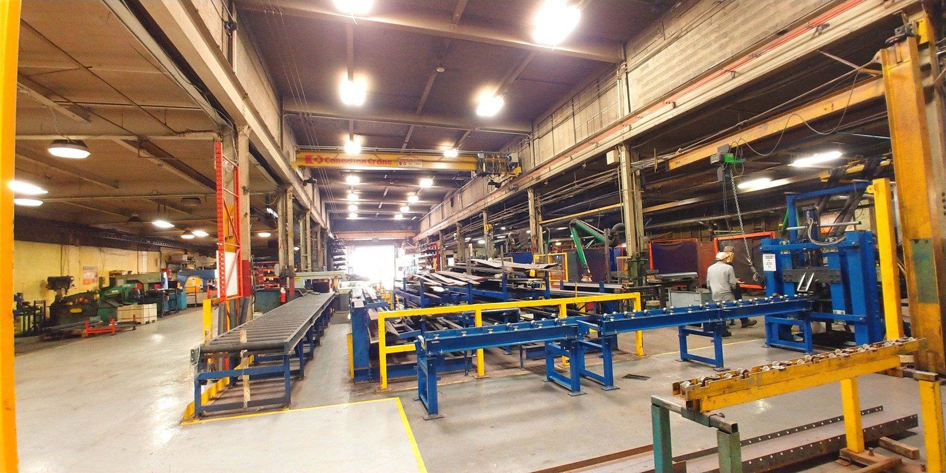 Un grand entrepôt rempli de nombreuses machines et équipements.