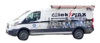Une camionnette blanche avec une échelle au-dessus est garée sur un fond blanc.
