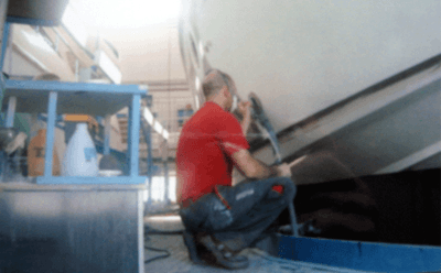 Un carrozziere esperto restaura la carrozzeria di uno yacht