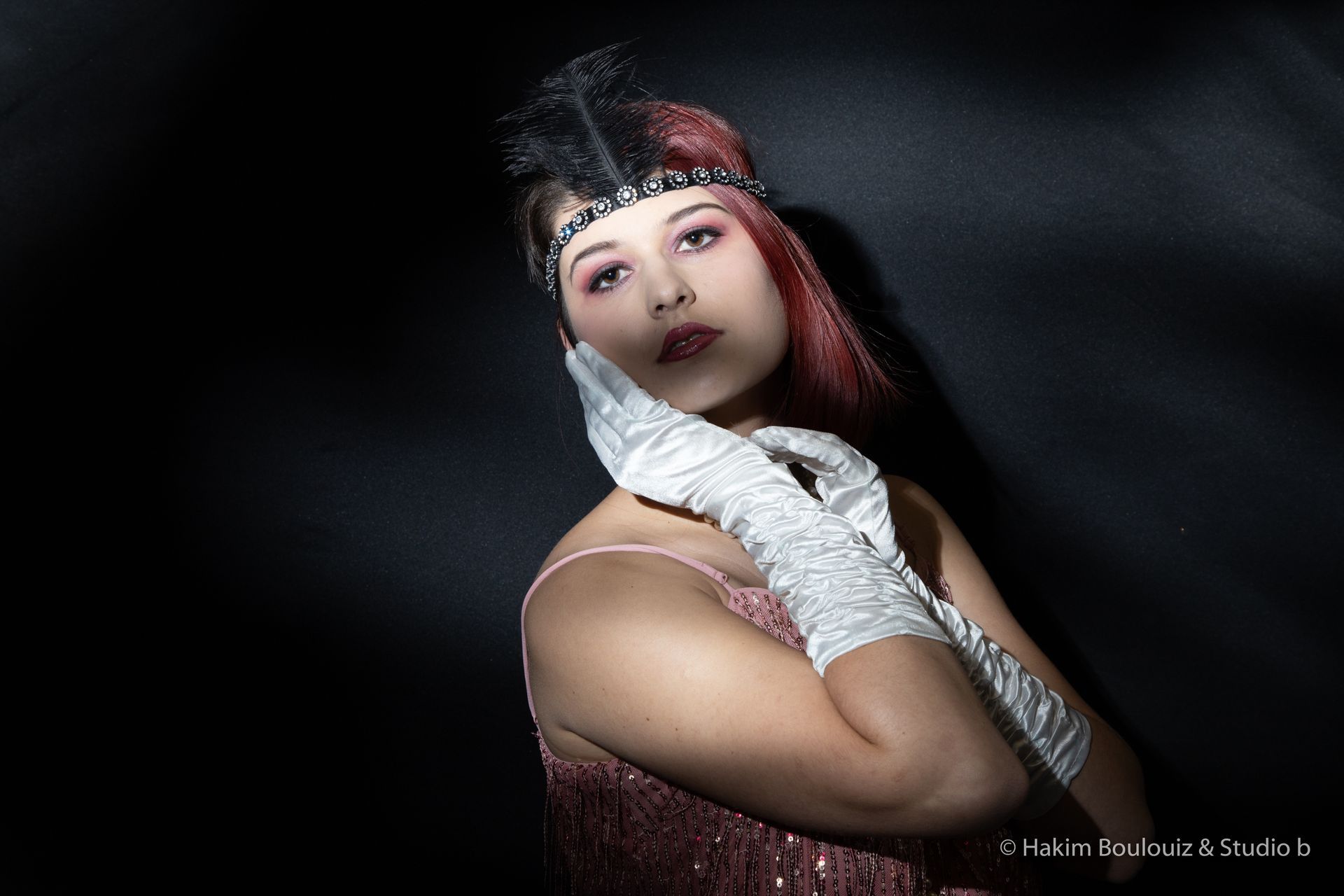 femme maquillée avec un serpent en face d'elle