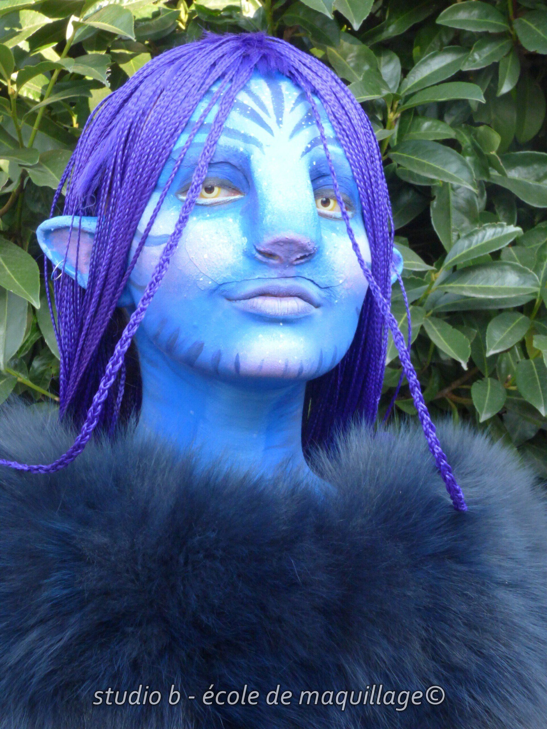 modèle avec robe rouge