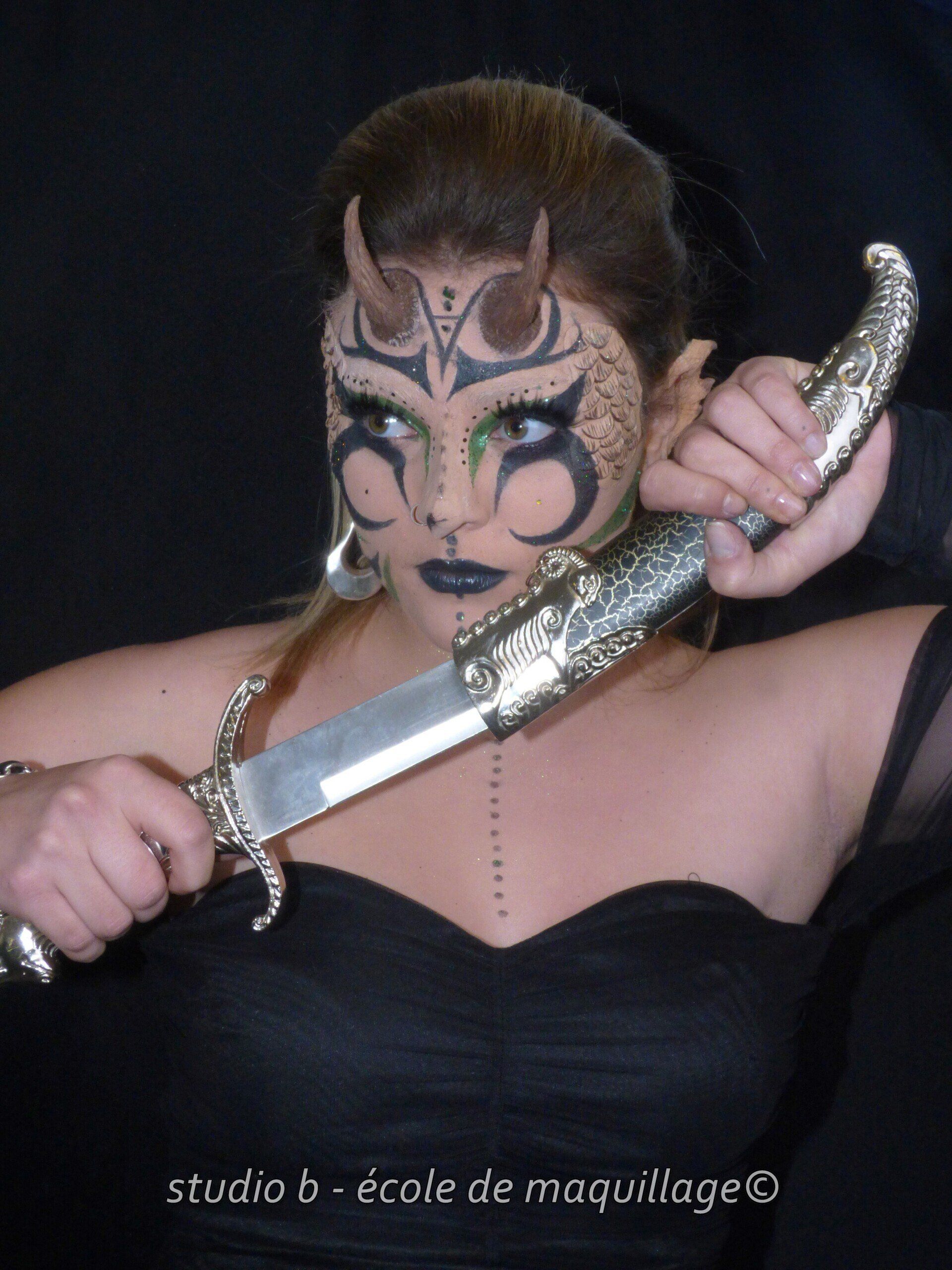 femme maquillée blonde et robe blanche