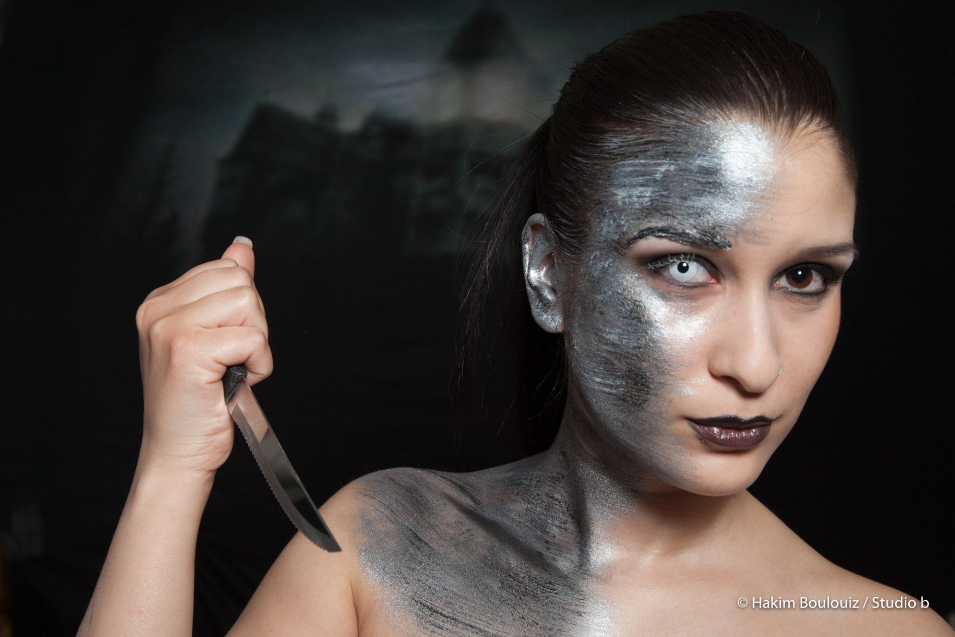 modèle en robe blanche devant une piscine