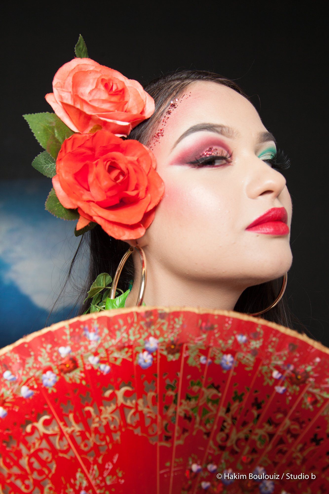 modèle assis avec maquillage rouge