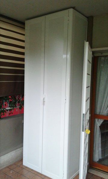 Mobile bianco aperto