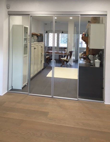 Porta scorrevole in vetro