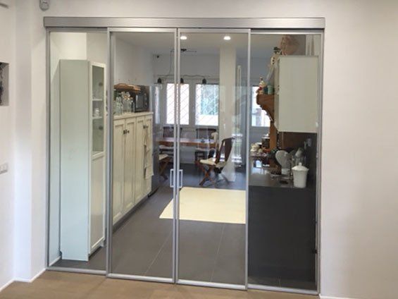 Porta scorrevole in vetro con cucina