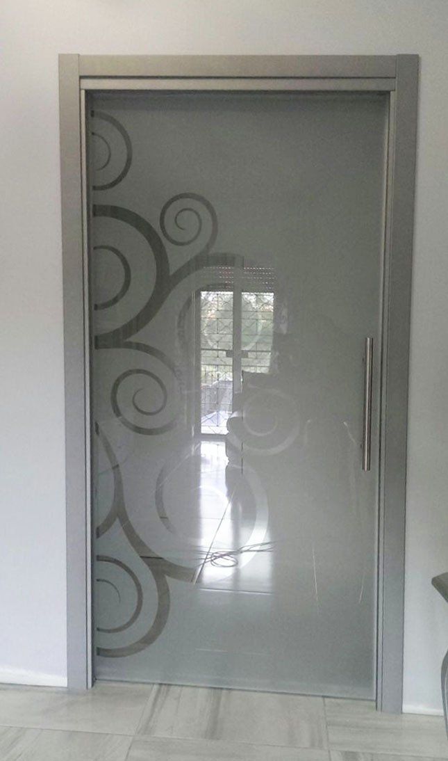 Porta trasparente con dettagli floreali