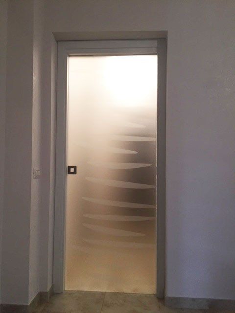 Porta trasparente con vetro opaco
