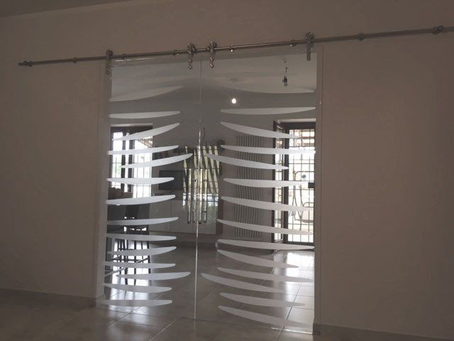 Porta trasparente con dettagli