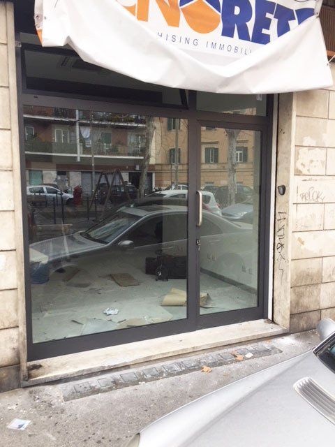 Porta trasparente di un negozio