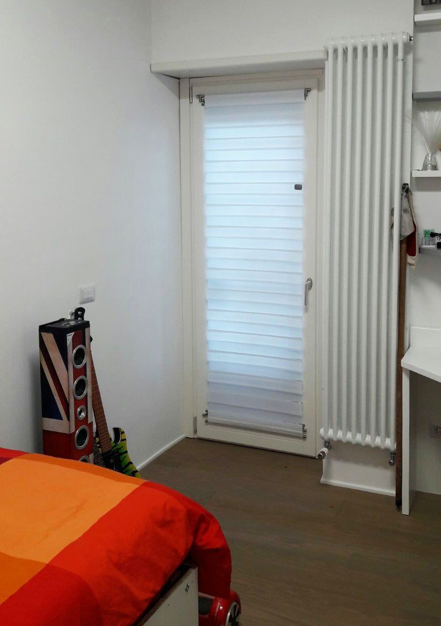 Porta bianca di una camera da letto