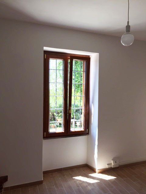 Porta in legno con grata interna