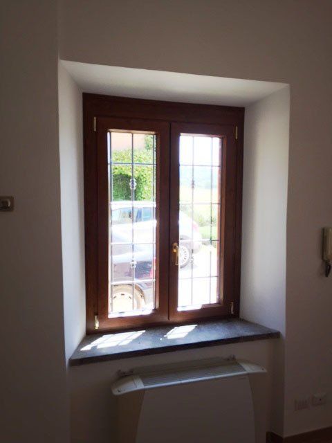 Porta in legno con grata