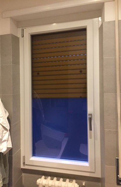 Porta bianca di un bagno