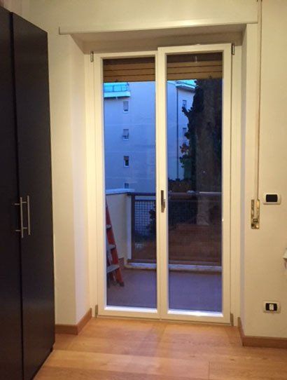 Porta bianca con vista balcone