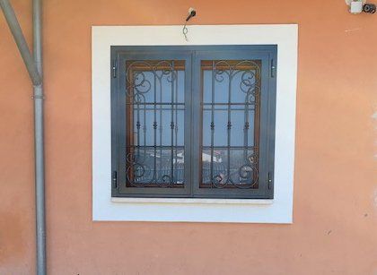 Finestra con inferiate