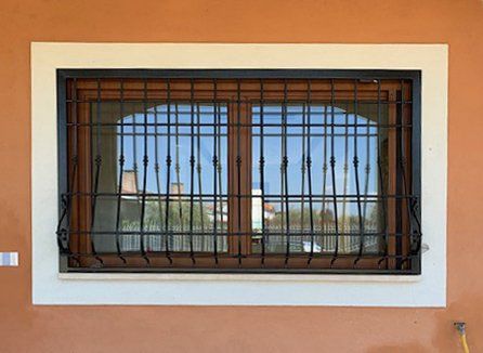 Finestra con grata