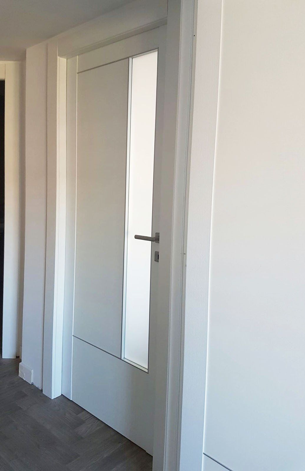 Porta bianca con dettaglio trasparente