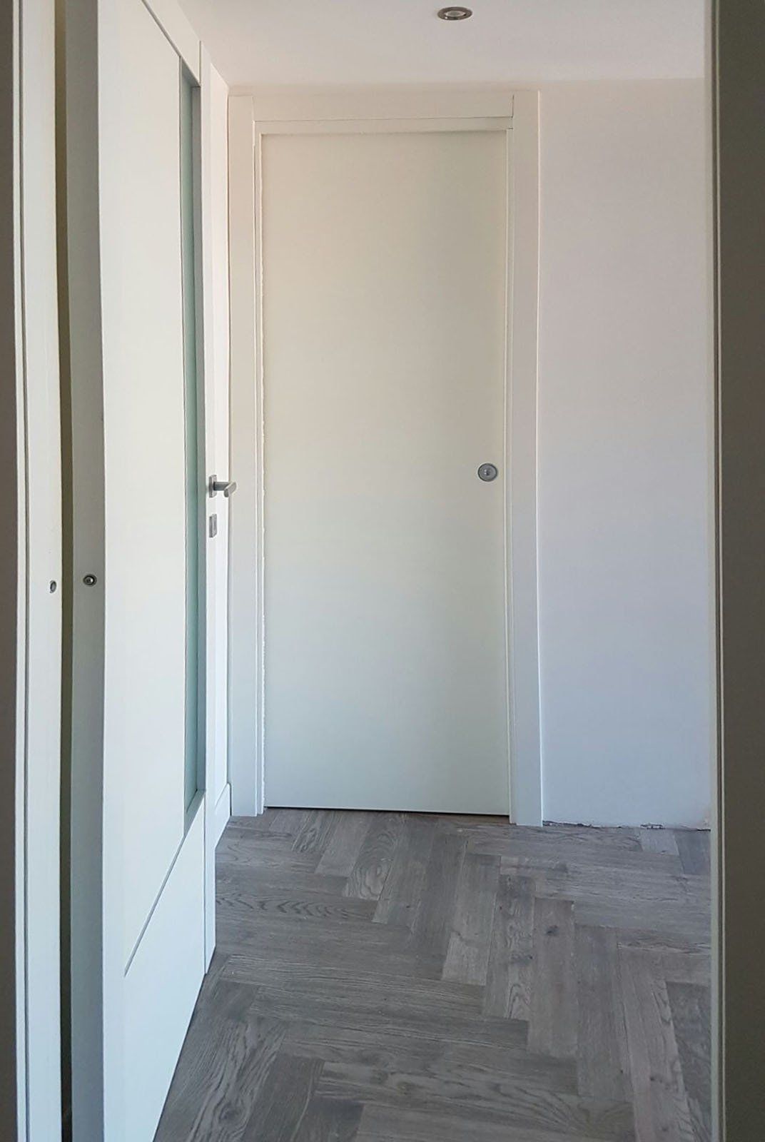 Porta bianca vista dal corridoio