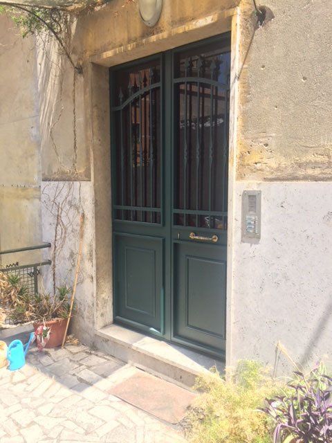 Porta da esterno verde scuro