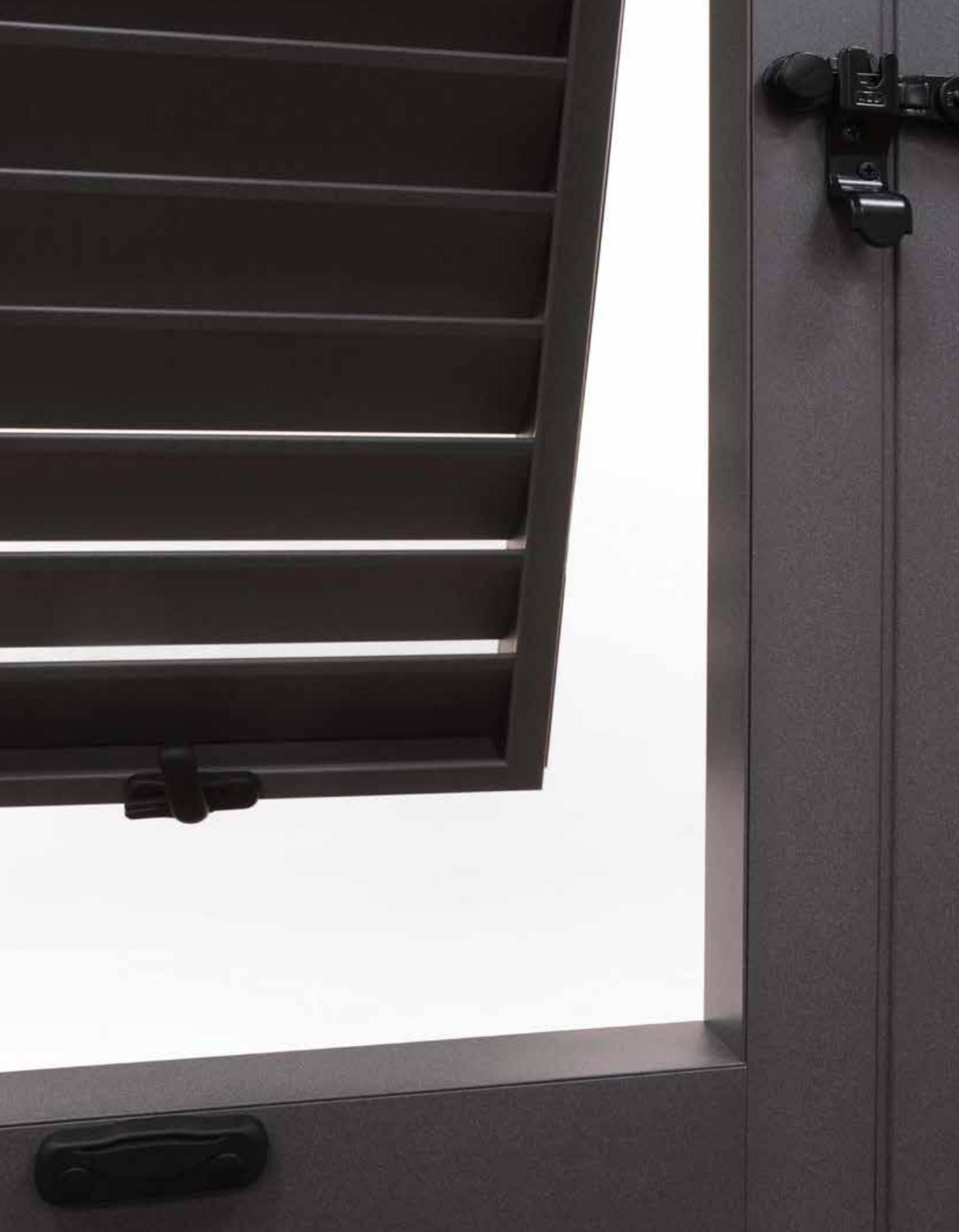 Infissi in legno nero