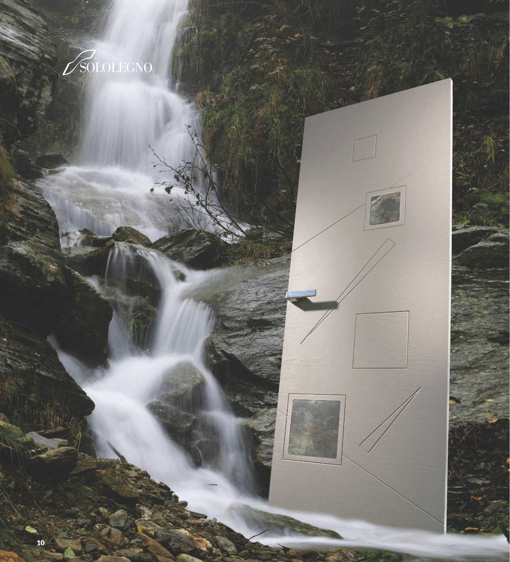 Porta bianca con cascata dietro