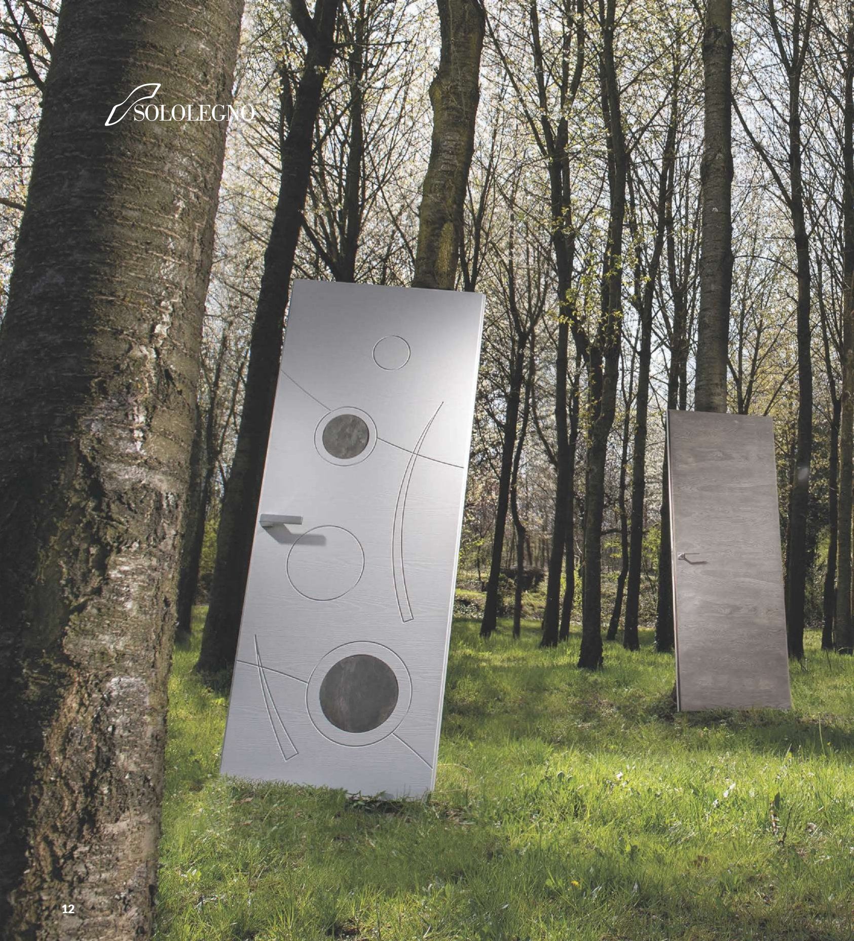 Porta bianca in un bosco