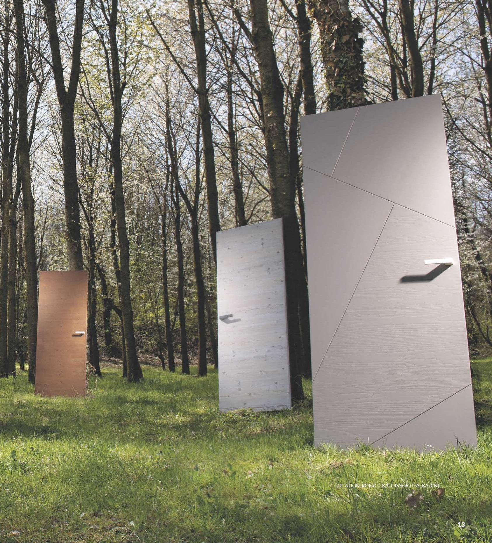 Porte in legno in un bosco