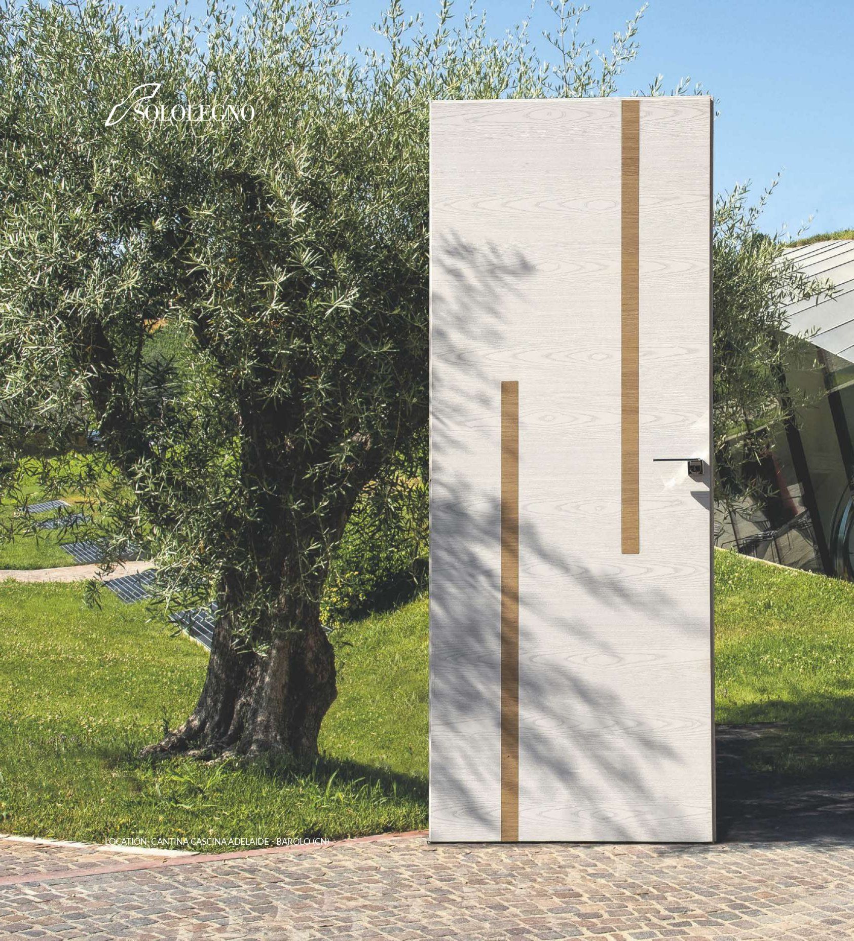 Porta bianca in un giardino