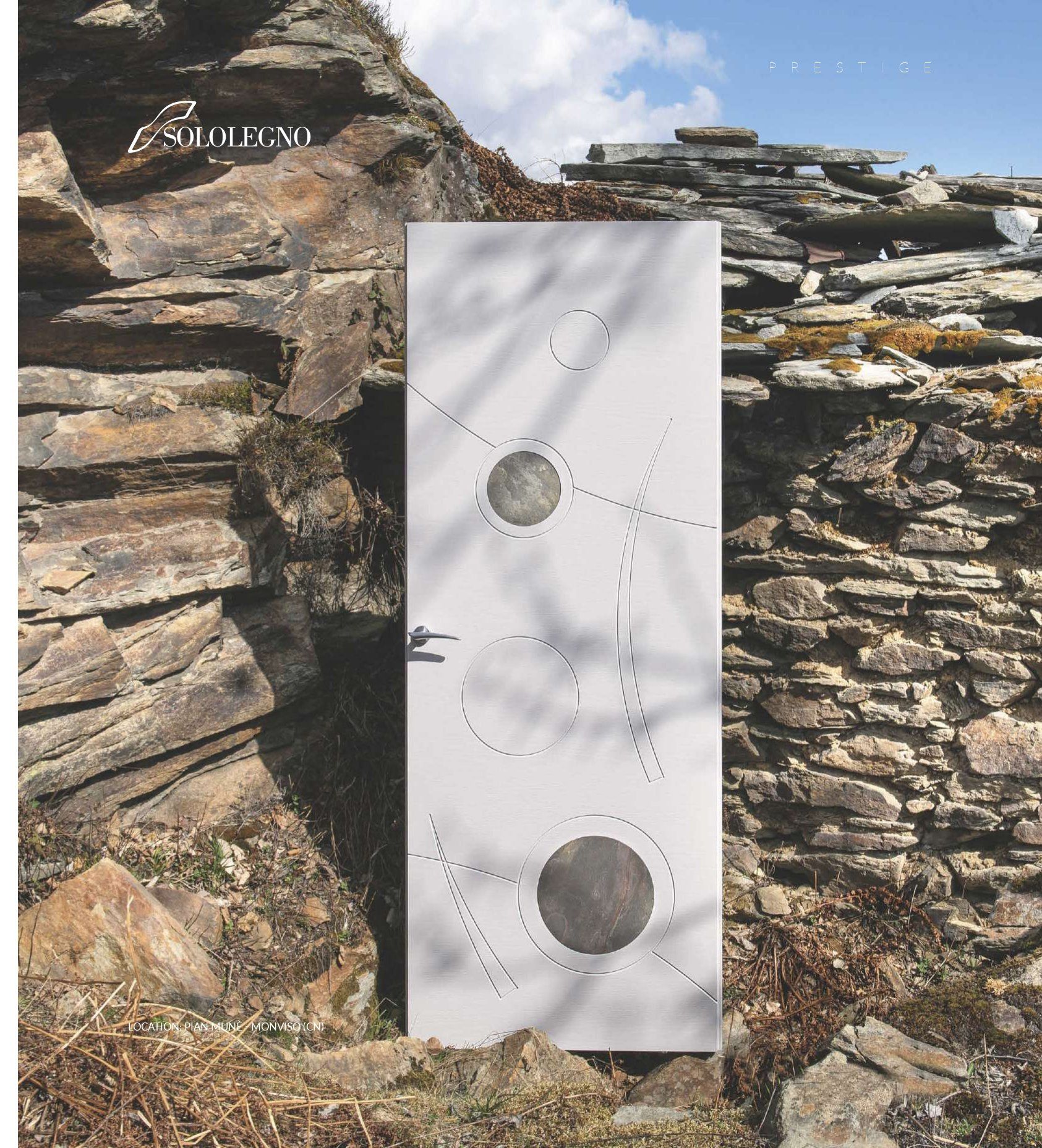 Porta bianca appoggiata su roccia