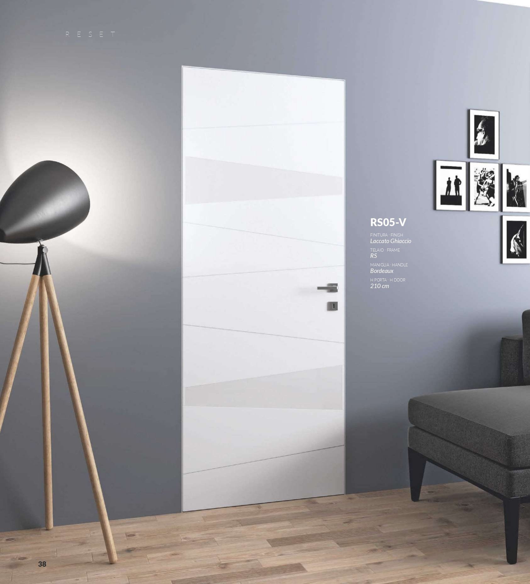 Porta bianca per una stanza