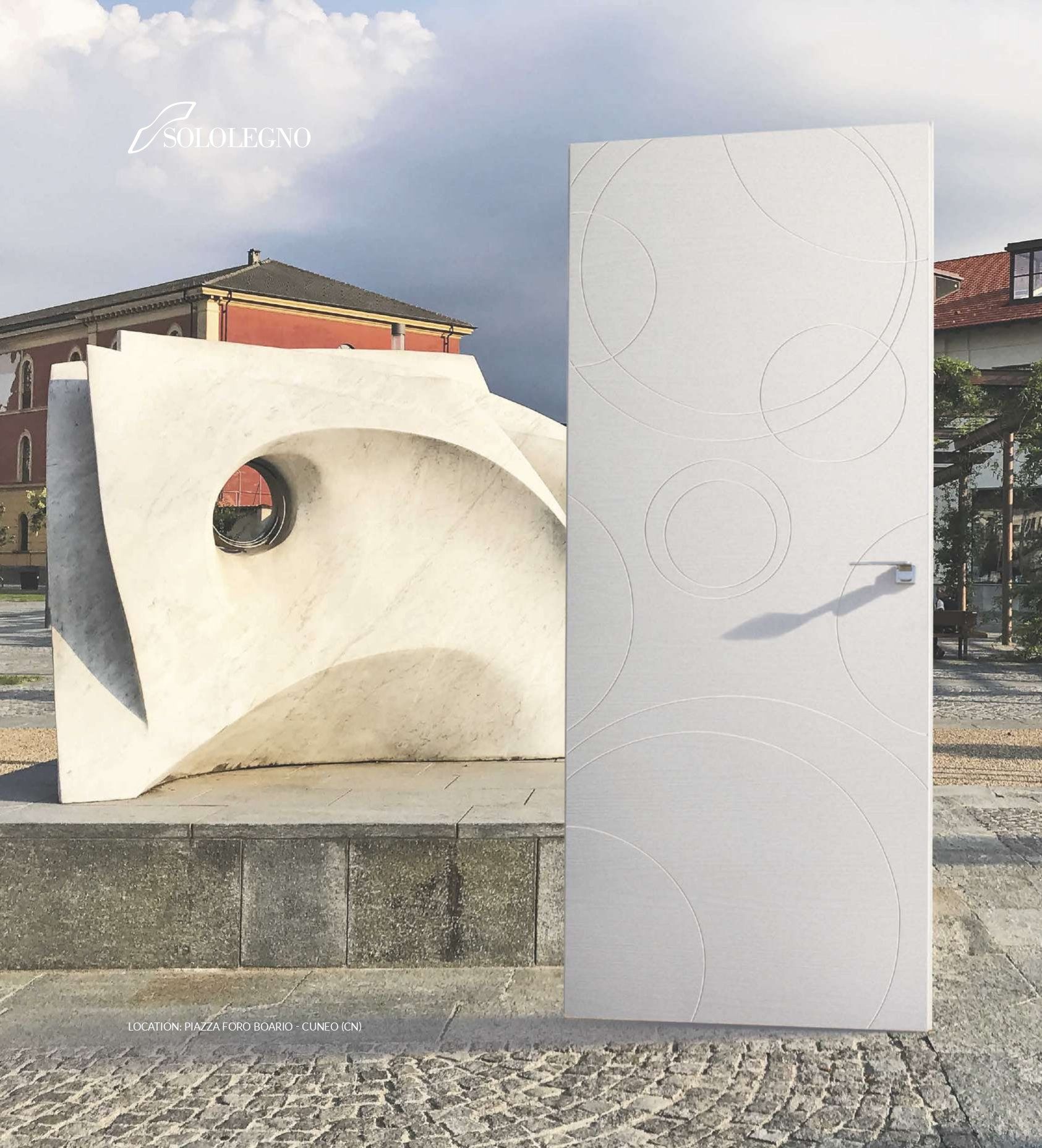 Porta in legno bianca in giardino