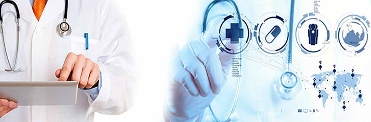 Un médico sostiene una tableta delante de un estetoscopio.