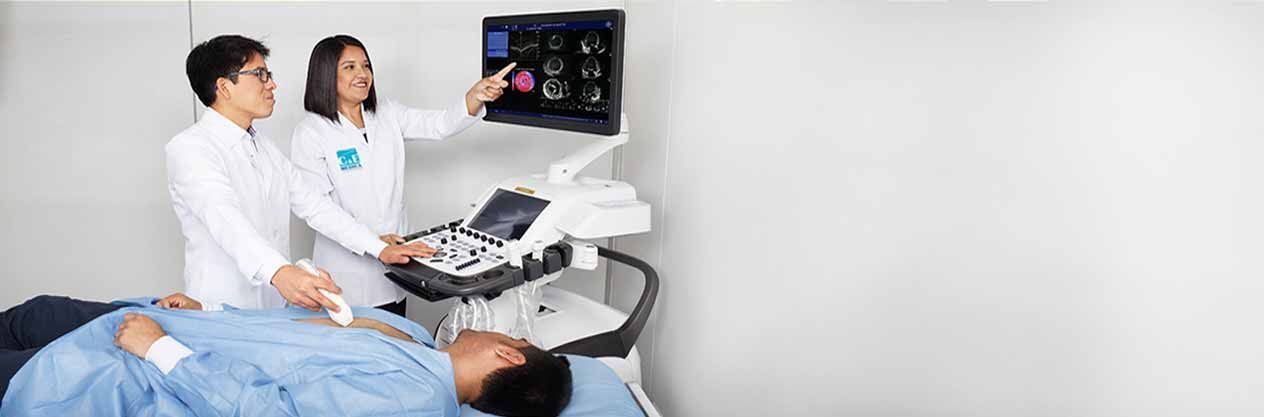 Dos médicos están examinando a un paciente con una máquina de ultrasonido.