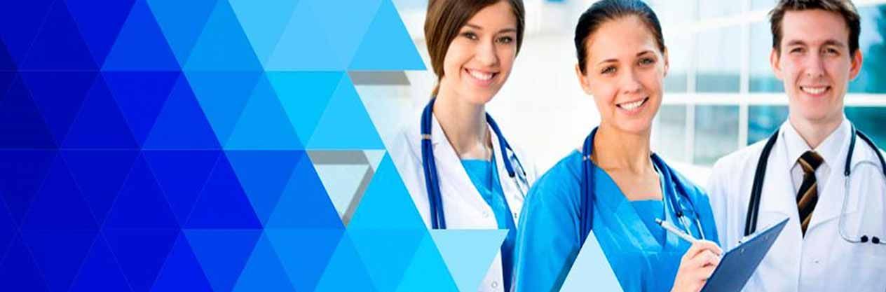 Un grupo de médicos y enfermeras están uno al lado del otro en un hospital.