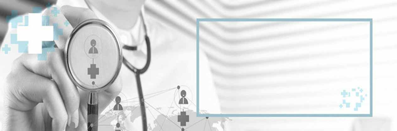 Un médico sostiene un estetoscopio en su mano.