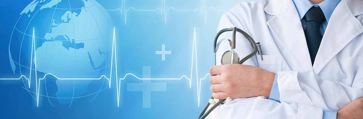 Un médico sostiene un estetoscopio en sus manos delante de un globo terráqueo.